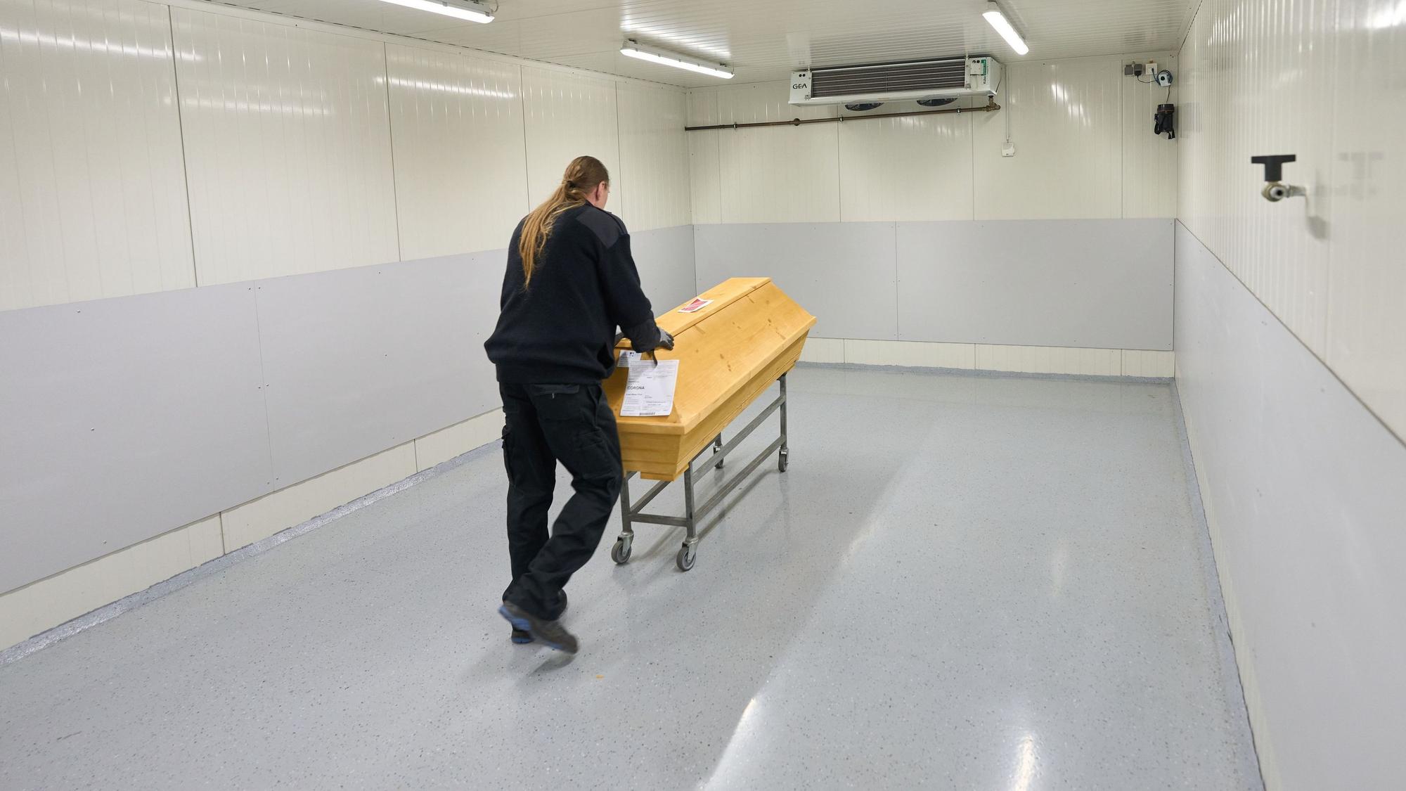 Ein Mitarbeiter des Krematoriums Dachsenhausen bringt einen Sarg in den Kühlraum. Nach der jüngsten Hitzewelle dürfte die Zahl der Todesopfer dramatisch steigen.
