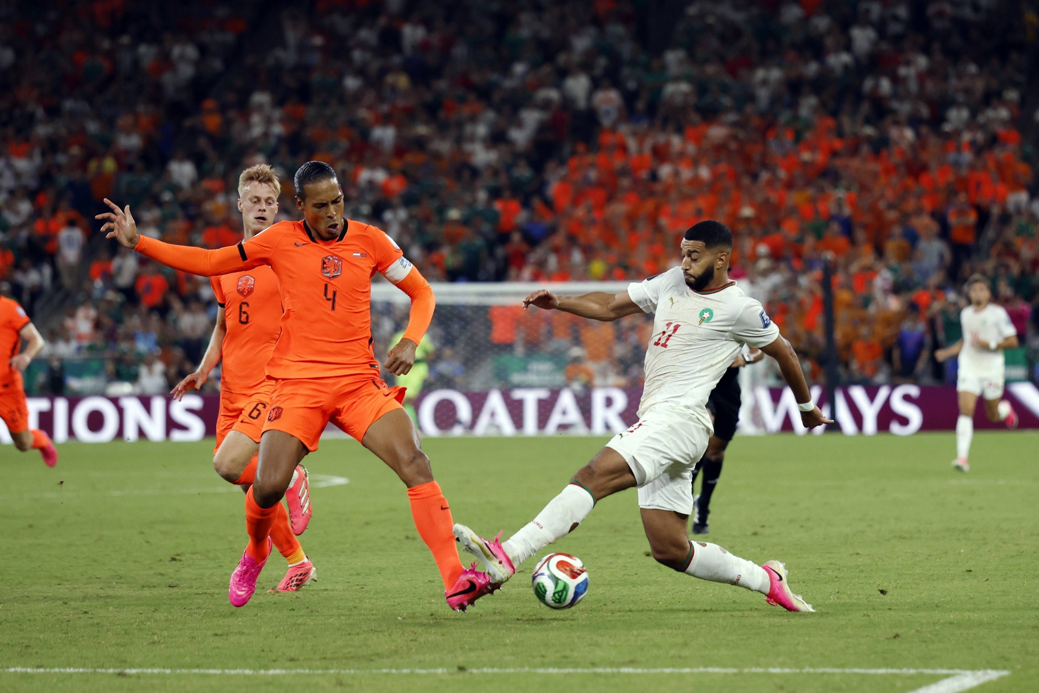 Virgil van Dijk und Ismael Saibari beim Fussballspiel