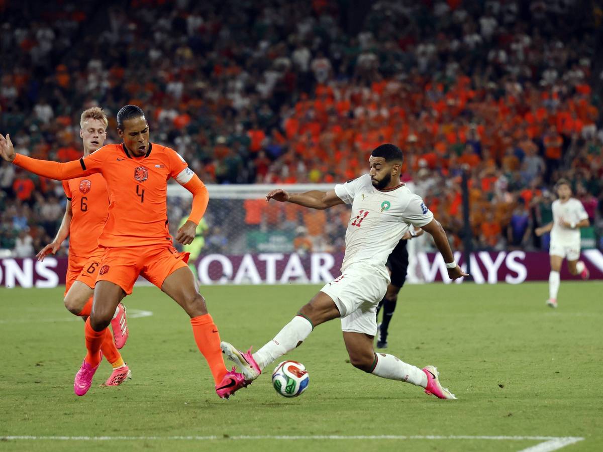 Virgil van Dijk und Ismael Saibari beim Fussballspiel