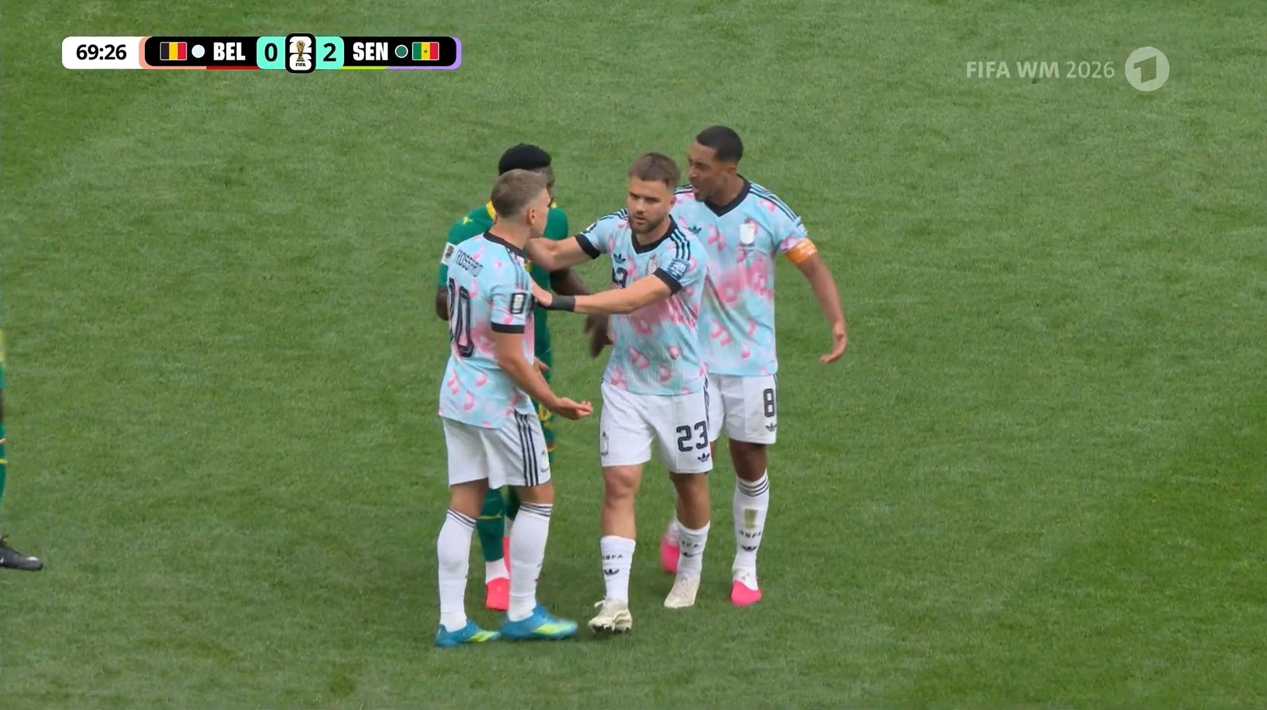 Fußballspieler Youri Tielemans und Leandro Trossard gehen sich an die Wäsche.