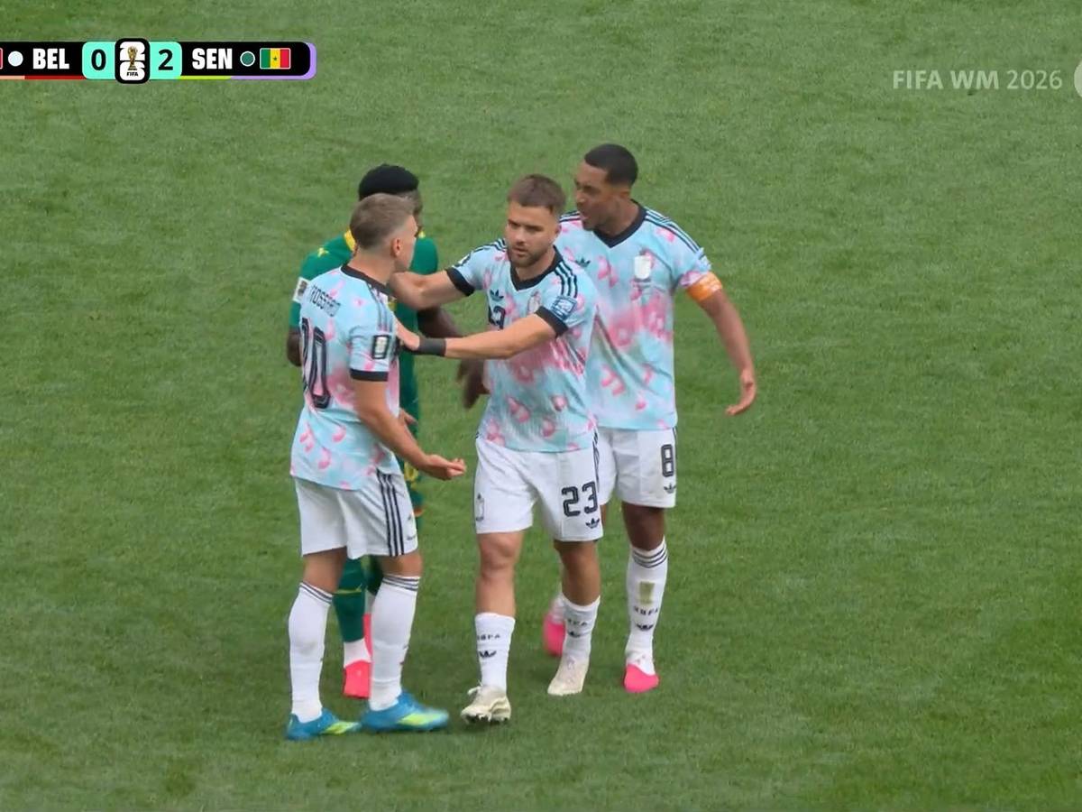 Fußballspieler Youri Tielemans und Leandro Trossard gehen sich an die Wäsche.
