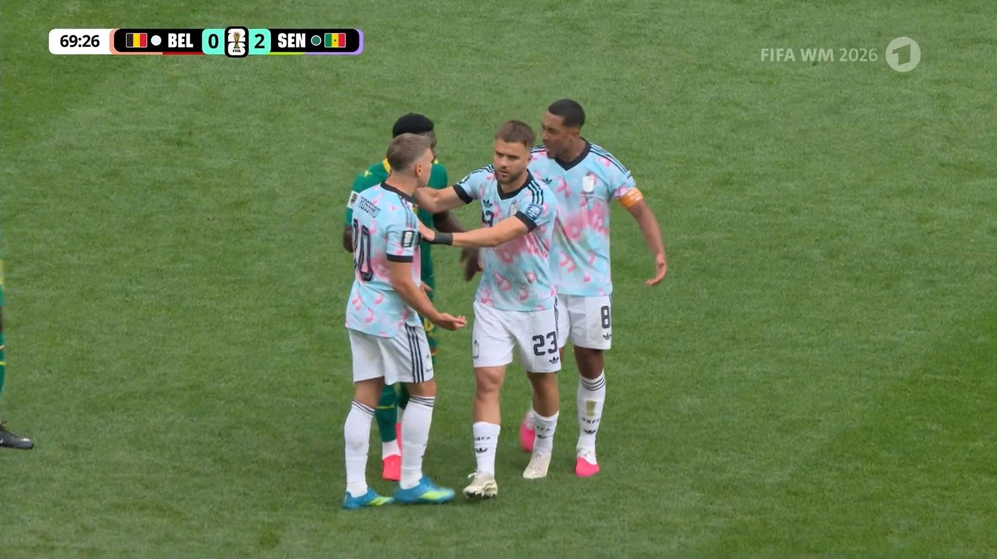 Fußballspieler Youri Tielemans und Leandro Trossard gehen sich an die Wäsche.