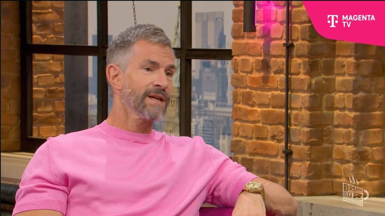 Micky Beisenherz sitzt im WM-Format „Breakfast Club“ bei „MagentaTV“.