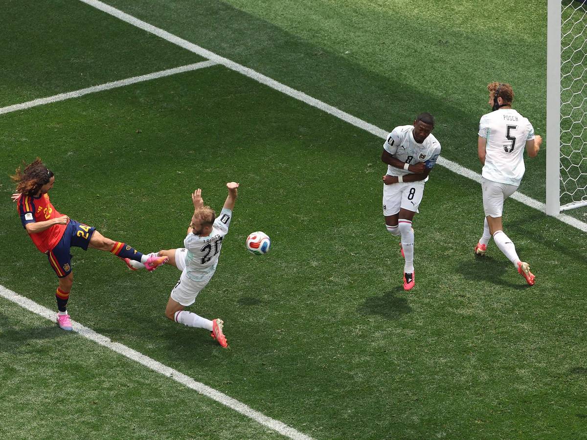 Marc Cucurella am schießt den Ball ins Tor.