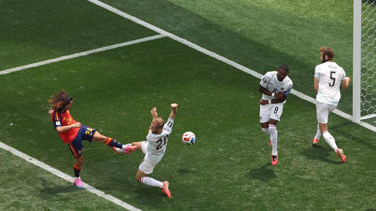 Marc Cucurella am schießt den Ball ins Tor.