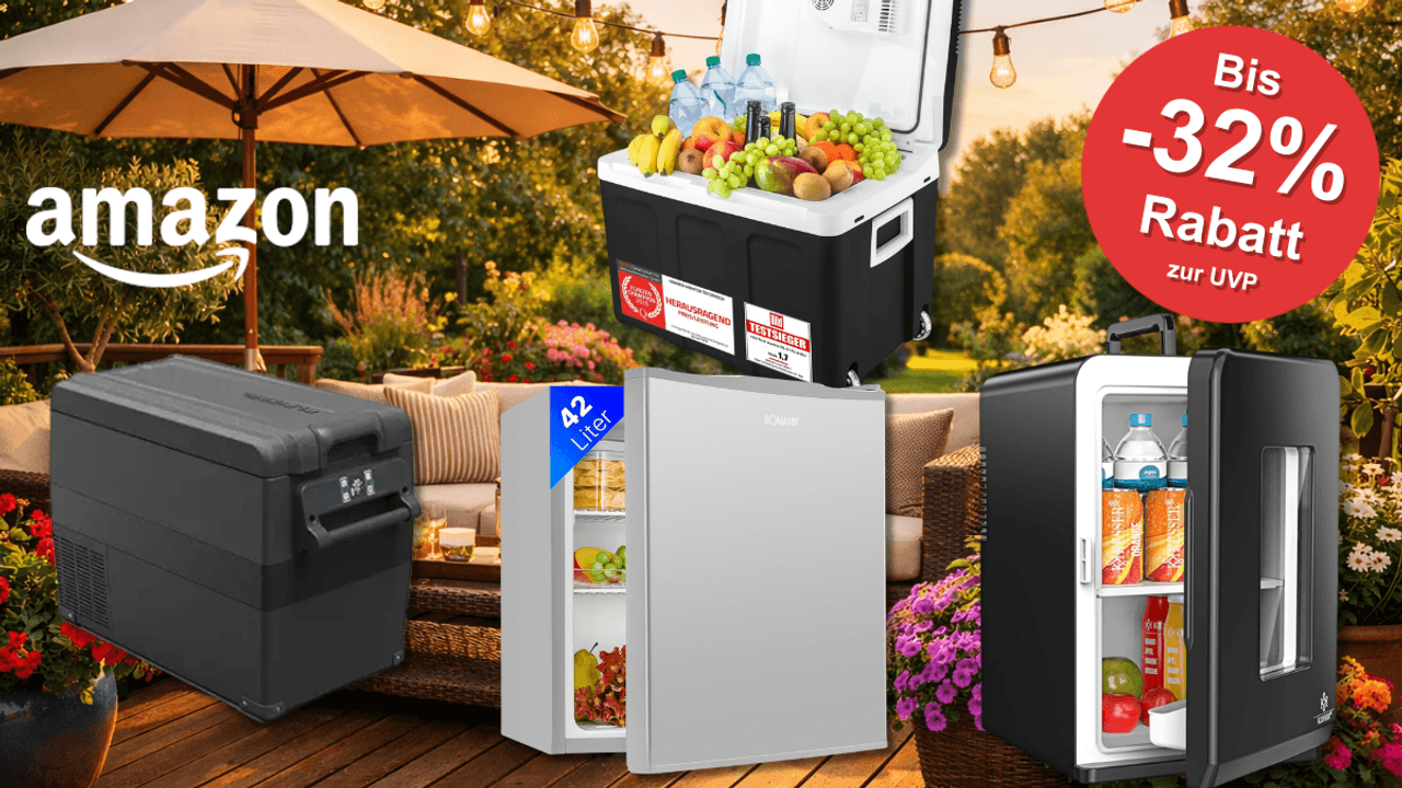 4 Minikühlschränke auf einer Terrasse im Sommer.