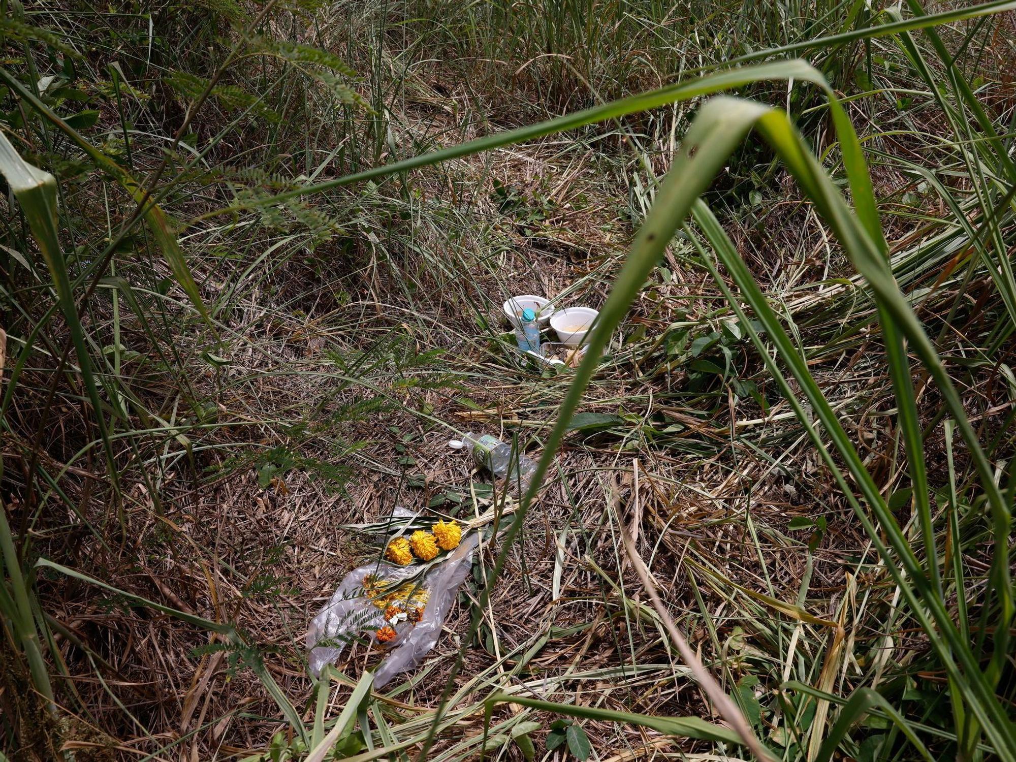 Blumen liegen am Fundort des Koffers.