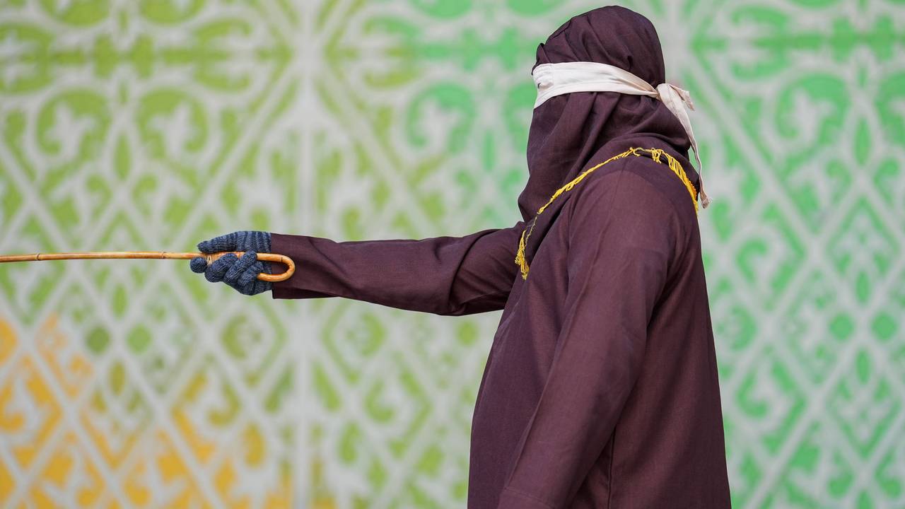 Ein Henker bereitet sich darauf vor, einen Verstoß gegen die Scharia begangenen in Banda Aceh auszupeitschen.