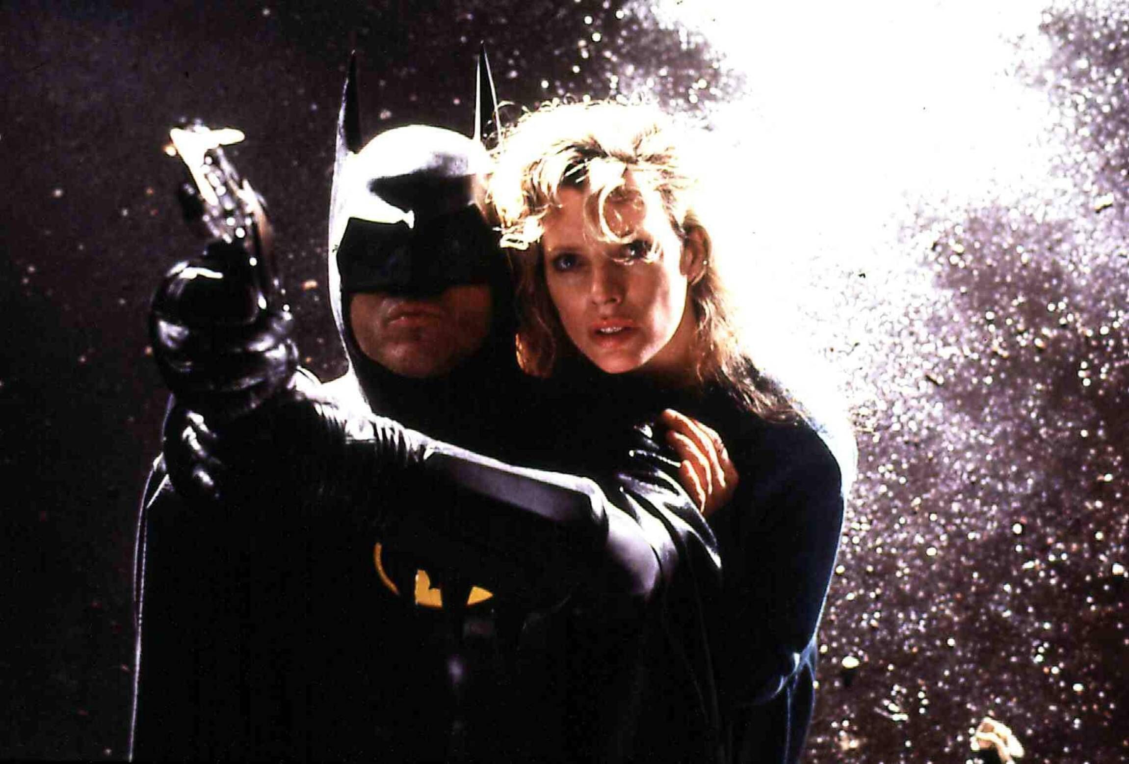 Kim Basinger und Batman, 1989 noch Michael Keaton, fliegen durch die Nacht.