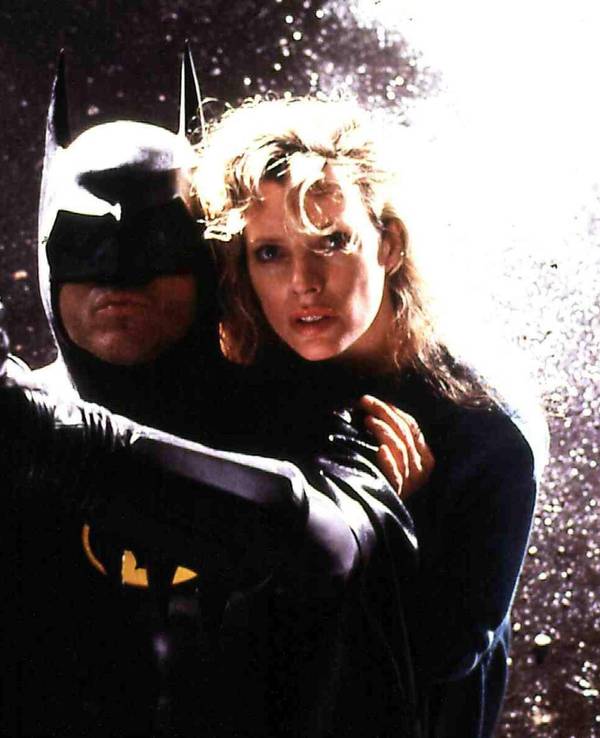 Kim Basinger und Batman, 1989 noch Michael Keaton, fliegen durch die Nacht.