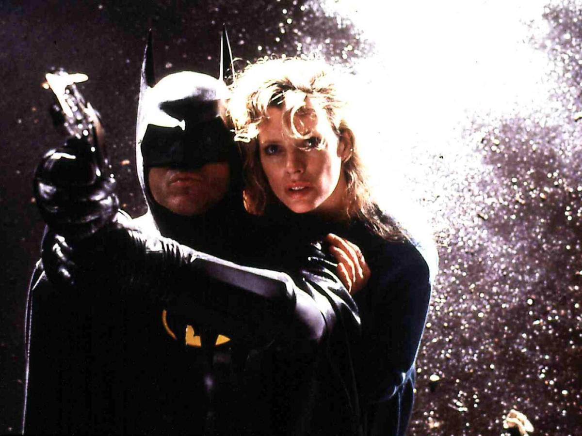 Kim Basinger und Batman, 1989 noch Michael Keaton, fliegen durch die Nacht.