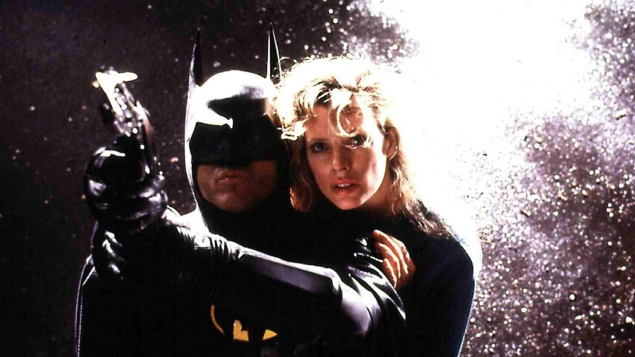 Kim Basinger und Batman, 1989 noch Michael Keaton, fliegen durch die Nacht.