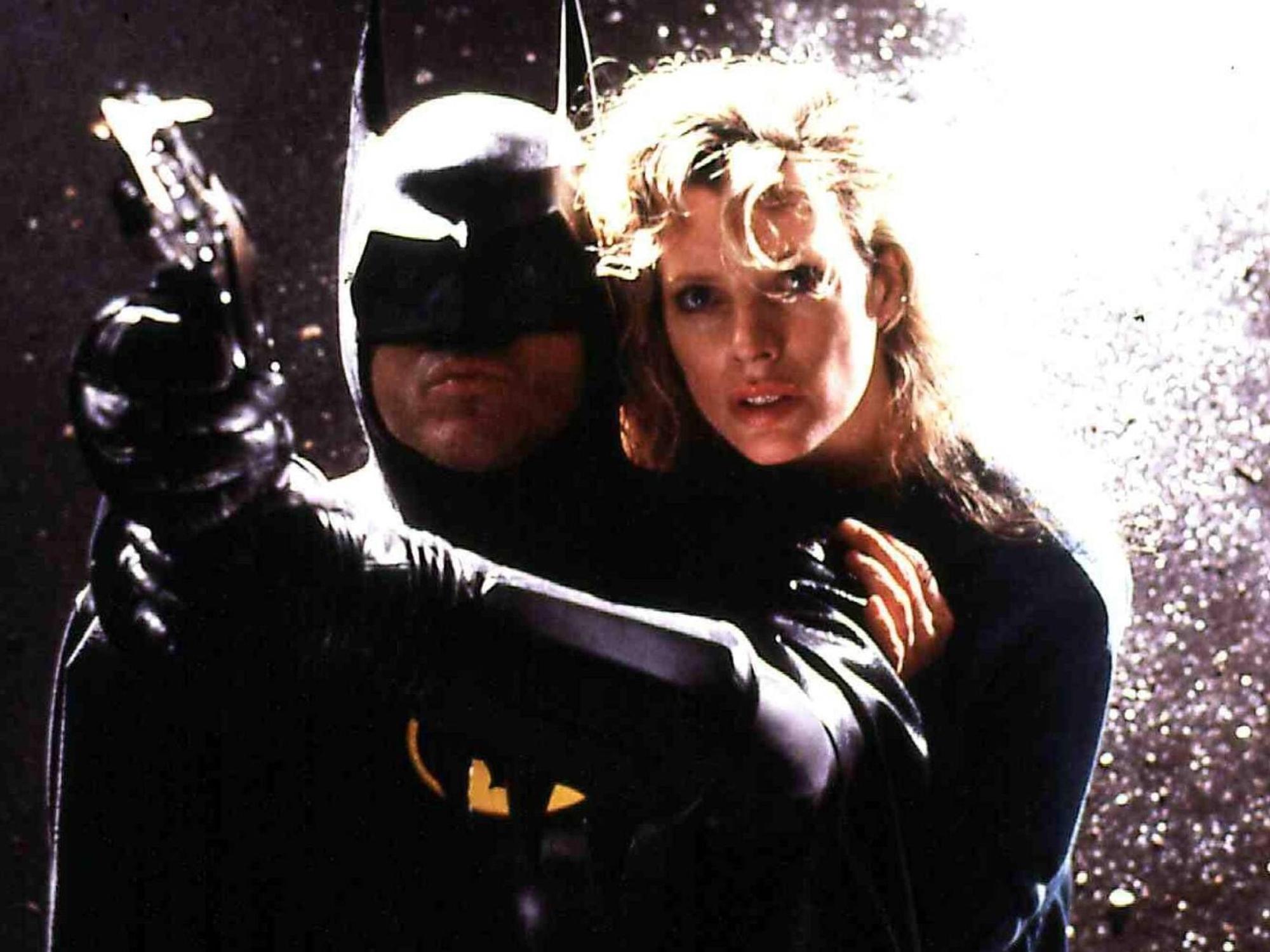 Kim Basinger und Batman, 1989 noch Michael Keaton, fliegen durch die Nacht.