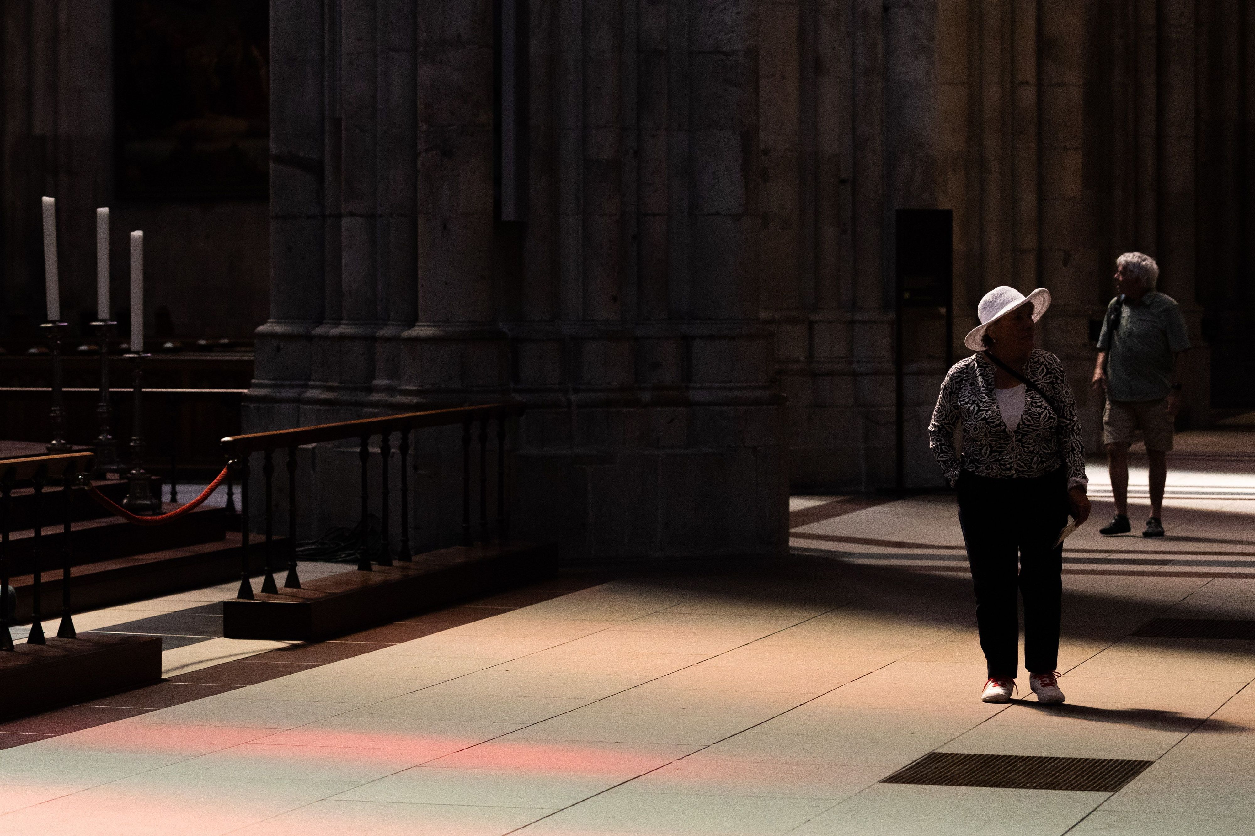 Touristen schauen sich im Kölner Dom um. Der Eintritt in den Kölner Dom kostet ab dem 1. Juli zwölf Euro für Besucher.
