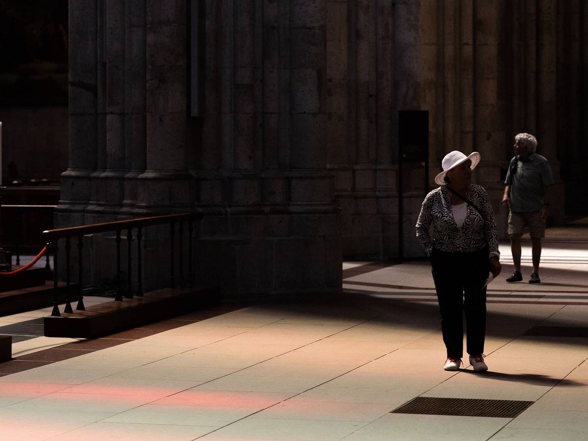 Touristen schauen sich im Kölner Dom um. Der Eintritt in den Kölner Dom kostet ab dem 1. Juli zwölf Euro für Besucher.