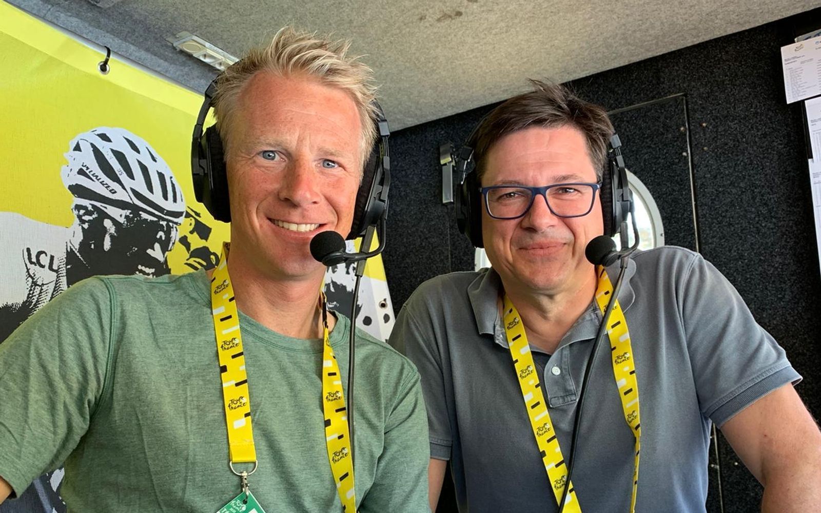 Eingespieltes Duo seit Jahren: Tour-Kommentator Florian Naß begrüßt auch 2026 als Experten den ehemaligen Radprofi Fabian Wegmann (links) zur täglichen Berichterstattung vom größten Radrennen der Welt.  (Bild: Florian Naß)