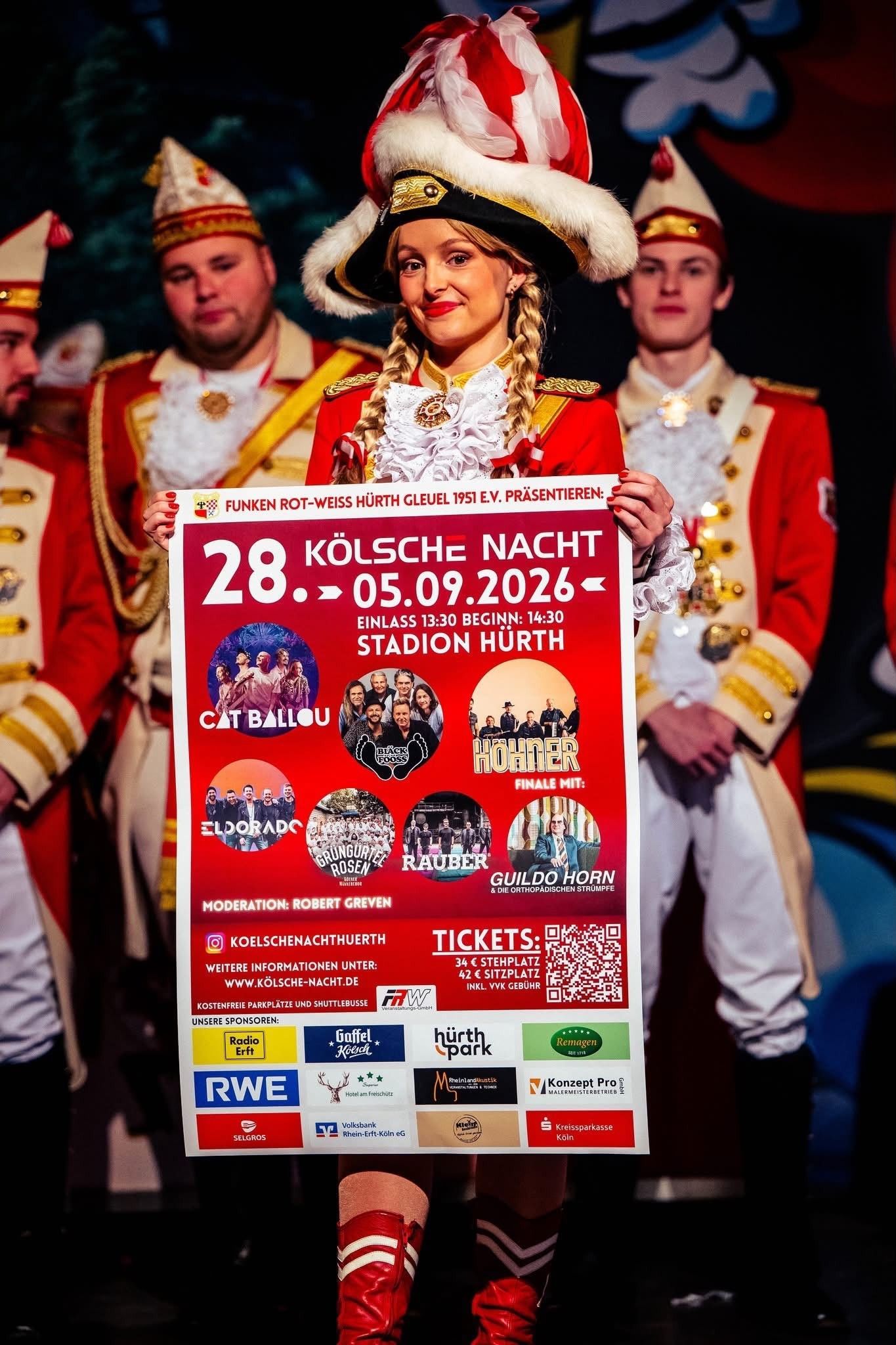 Eva Schweer hält ein Plakat in der Hand.