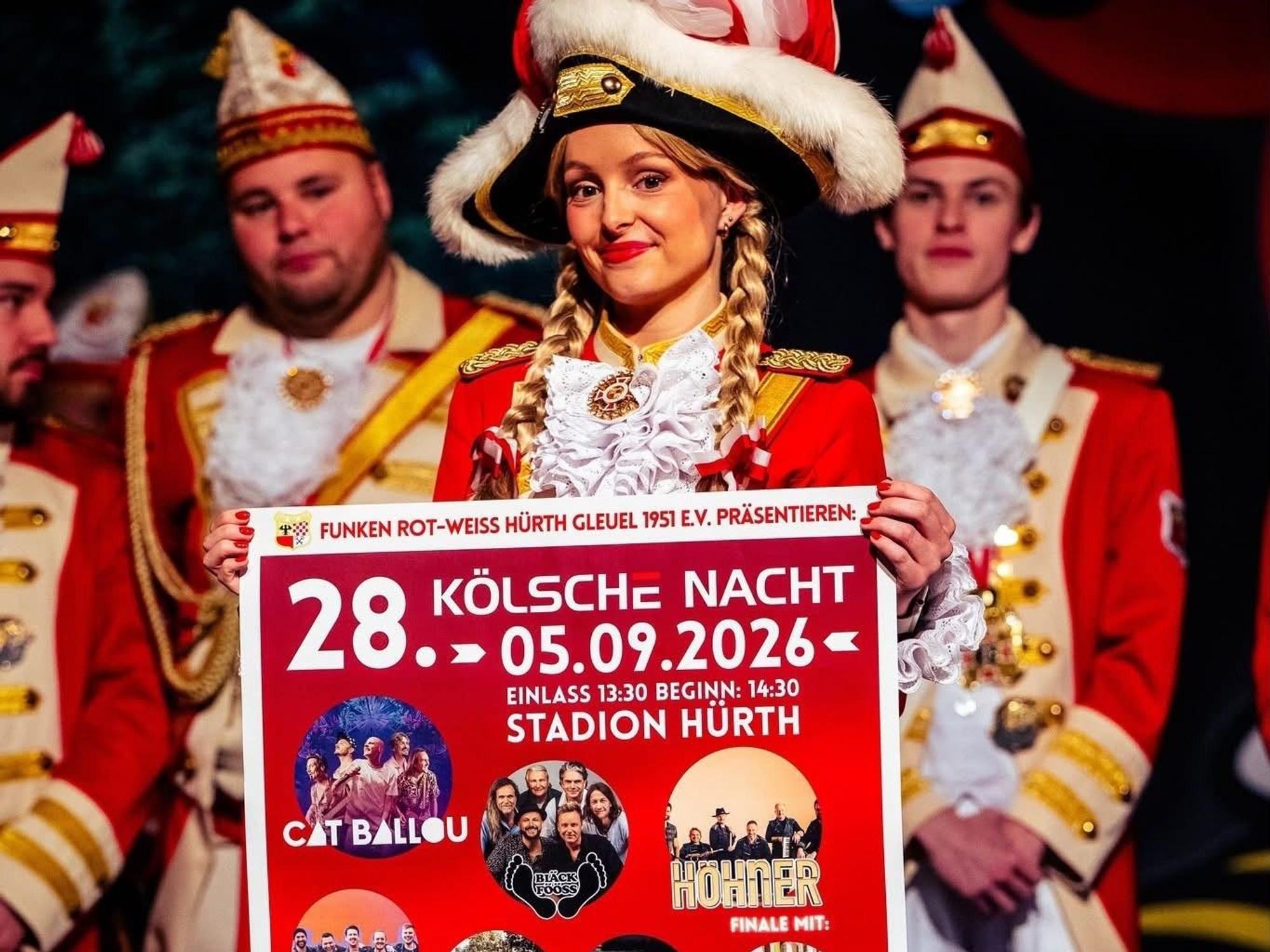 Eva Schweer hält ein Plakat in der Hand.