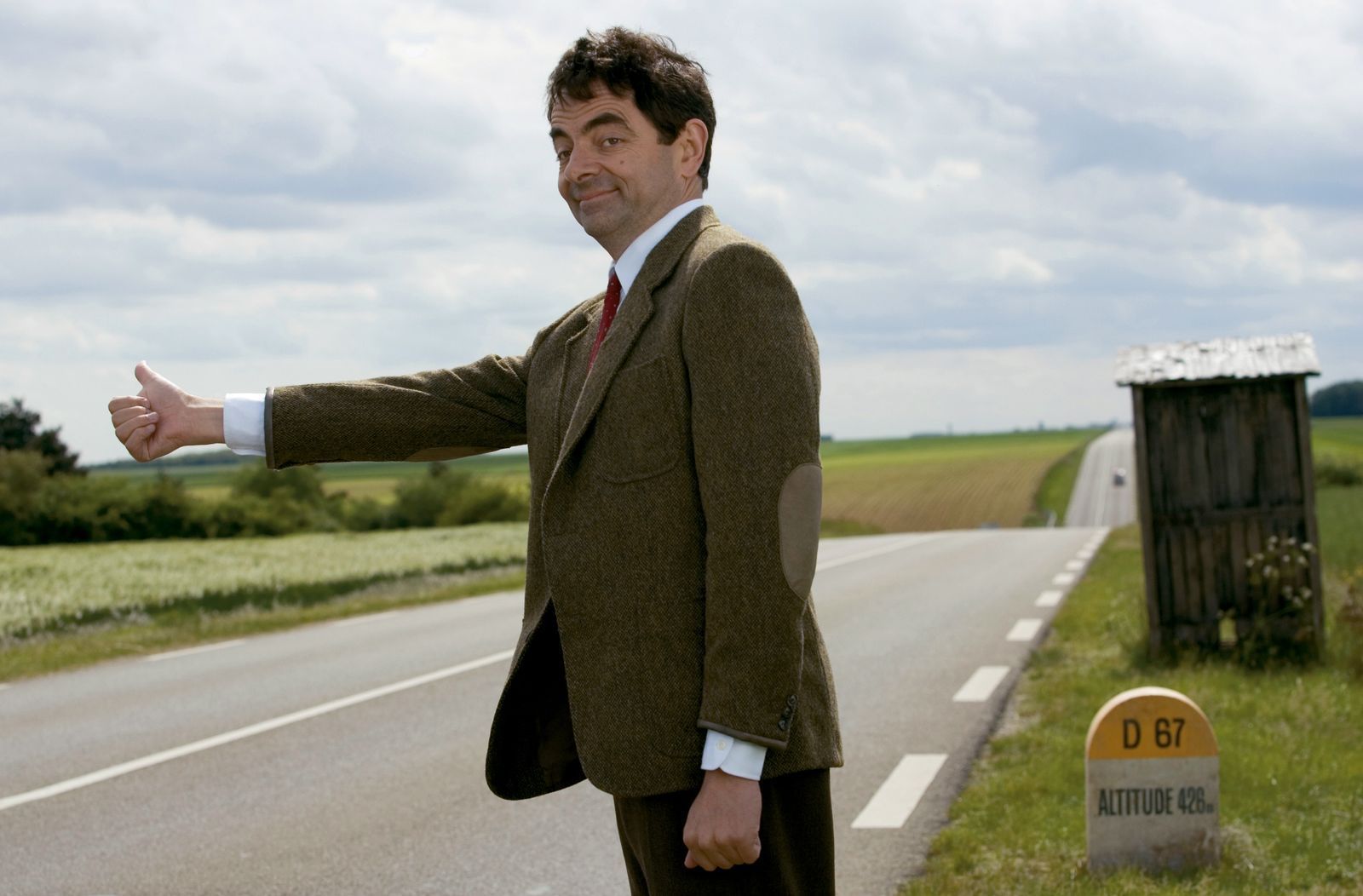 In seiner Not versucht Mr. Bean (Rowan Atkinson) per Anhalter ans Mittelmeer zu kommen. (Bild: rbb/Studiocanal GmbH)