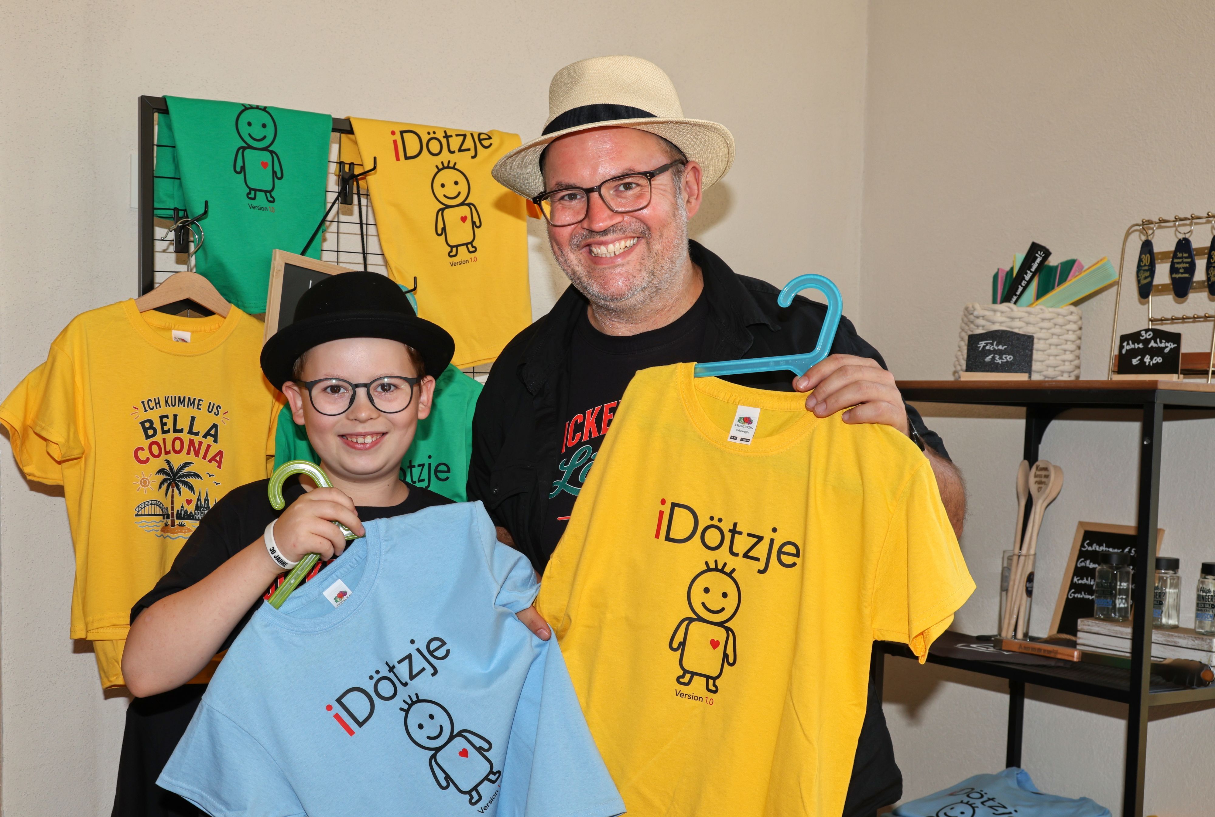 Björn Heuser mit seinem Sohn Benni im Geschäft.