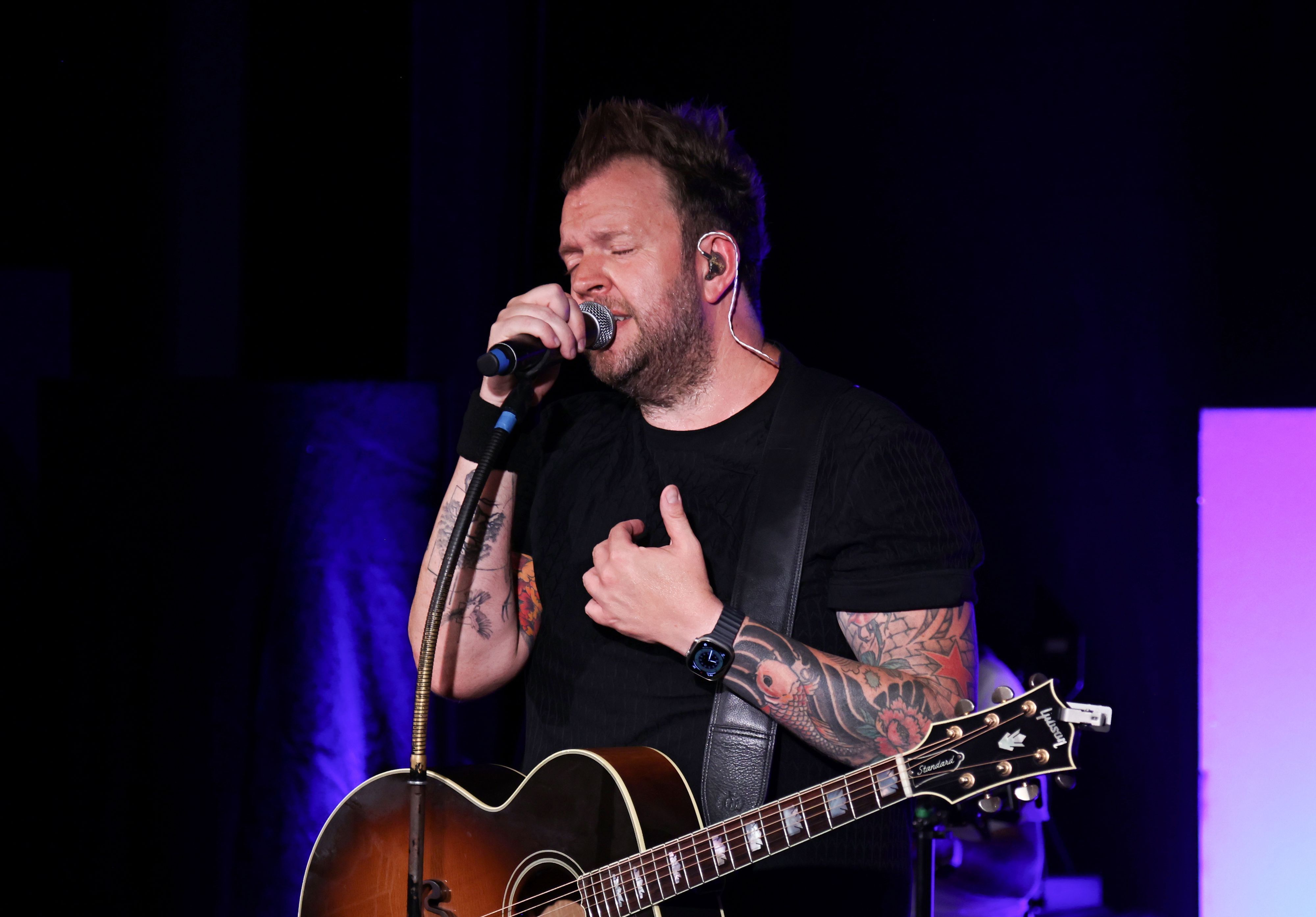 Sven Welter singt auf der Bühne.