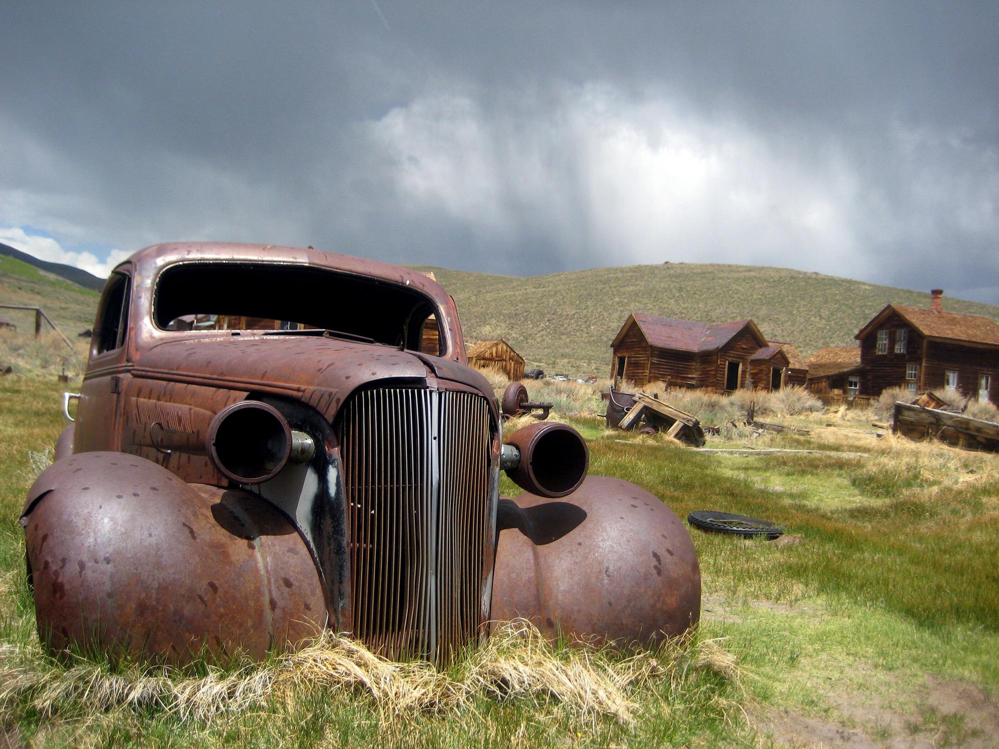 In Bodie rosten unter anderem Autos und alte Badewannen vor sich hin.