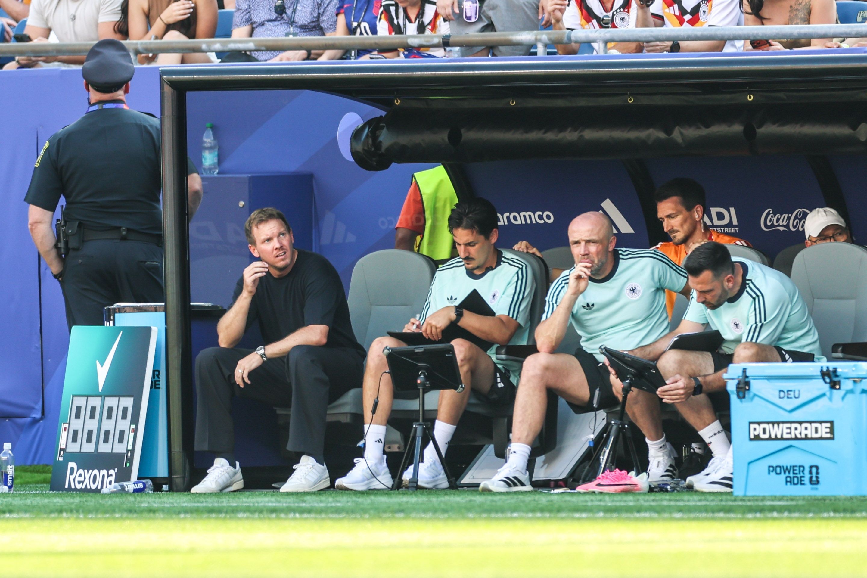 Julian Nagelsmann und sein Trainerteam sitzen auf der Auswechselbank.