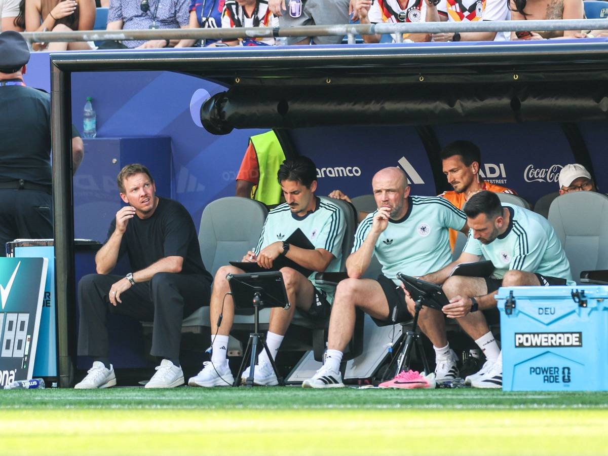 Julian Nagelsmann und sein Trainerteam sitzen auf der Auswechselbank.