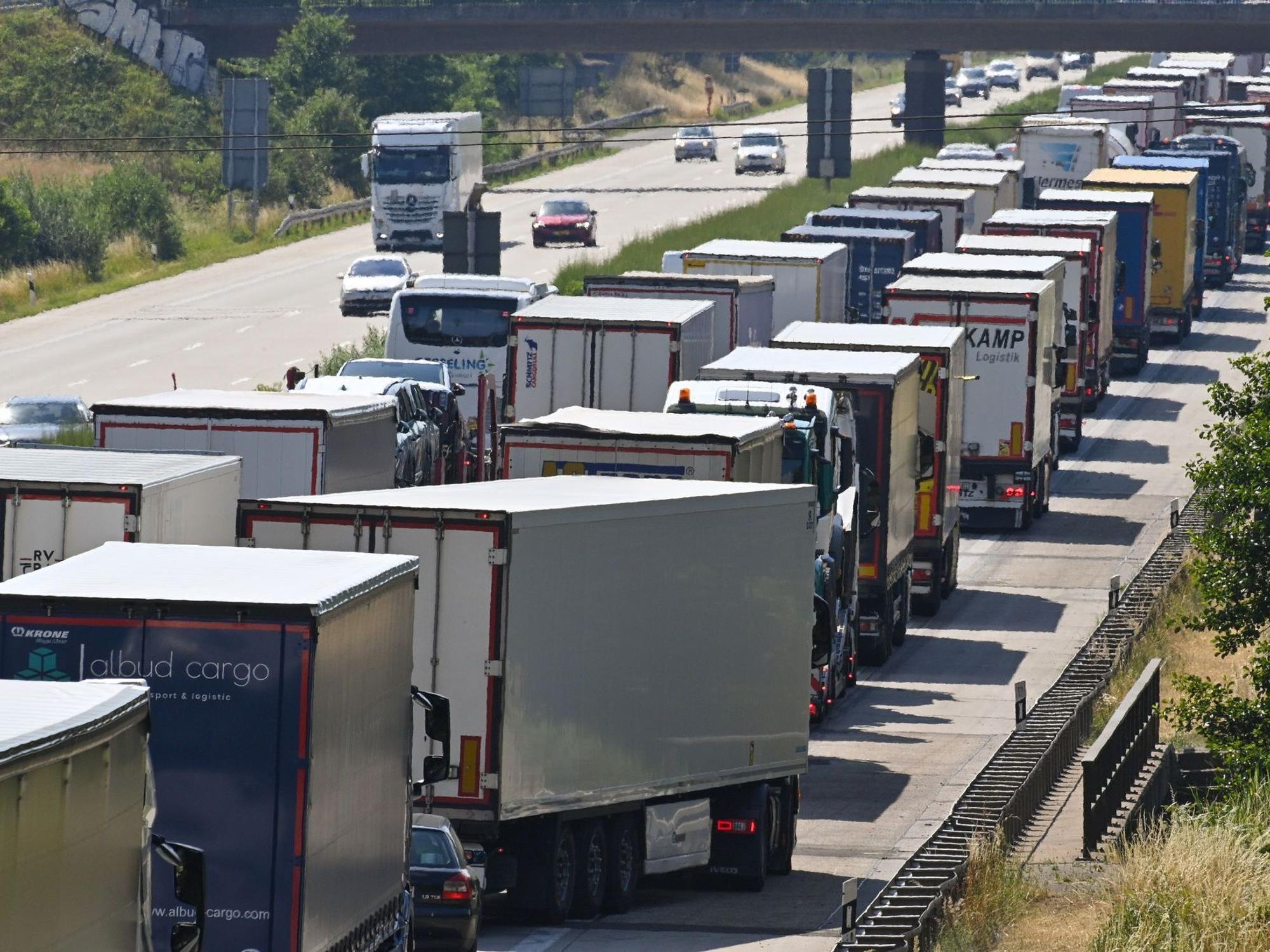 Der ADAC sagt für das Wochenende eine hohe Staugefahr voraus. (Archivbild)