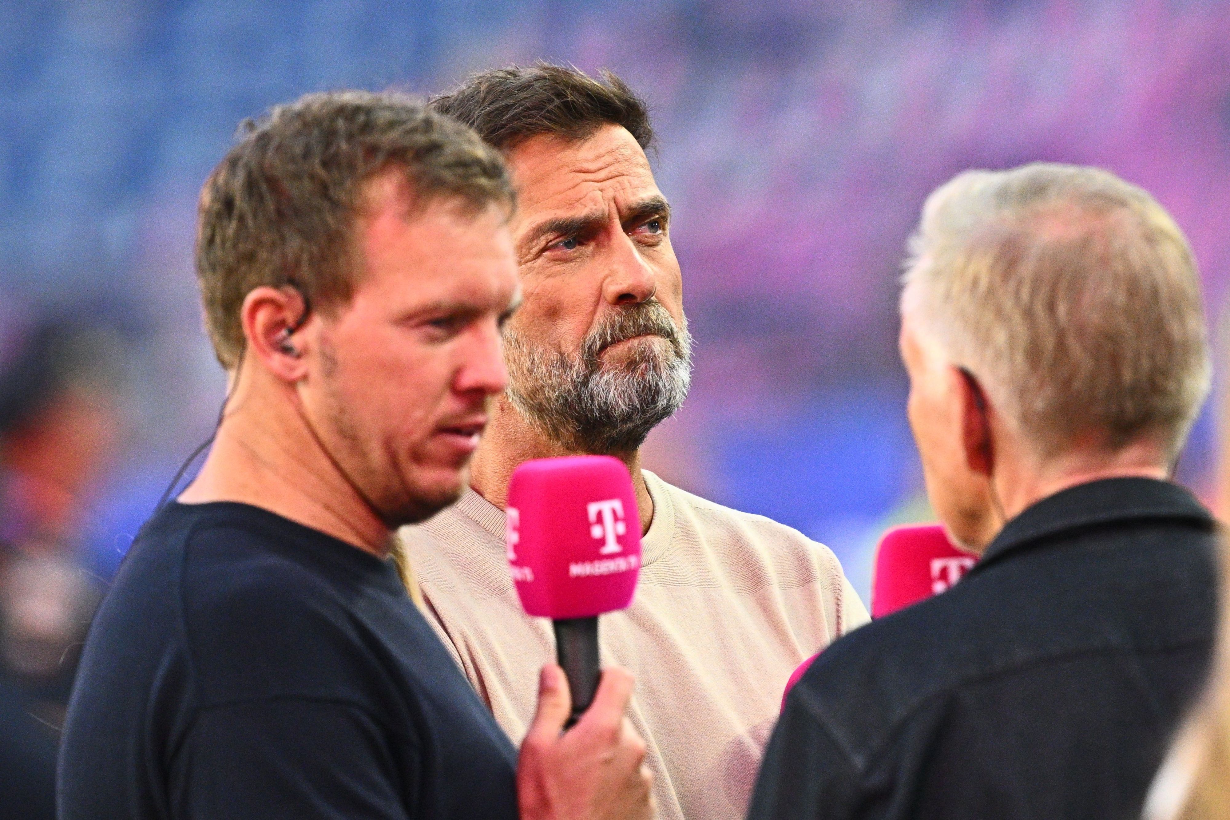 Bundestrainer Julian Nagelsmann (l) steht im Interview neben TV-Experte Jürgen Klopp (M) und sprciht mit Moderator Johannes B. Kerner.