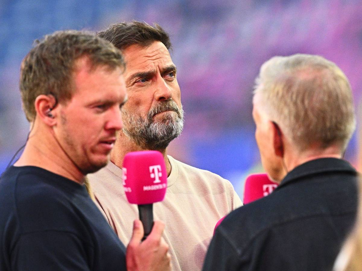 Bundestrainer Julian Nagelsmann (l) steht im Interview neben TV-Experte Jürgen Klopp (M) und sprciht mit Moderator Johannes B. Kerner.