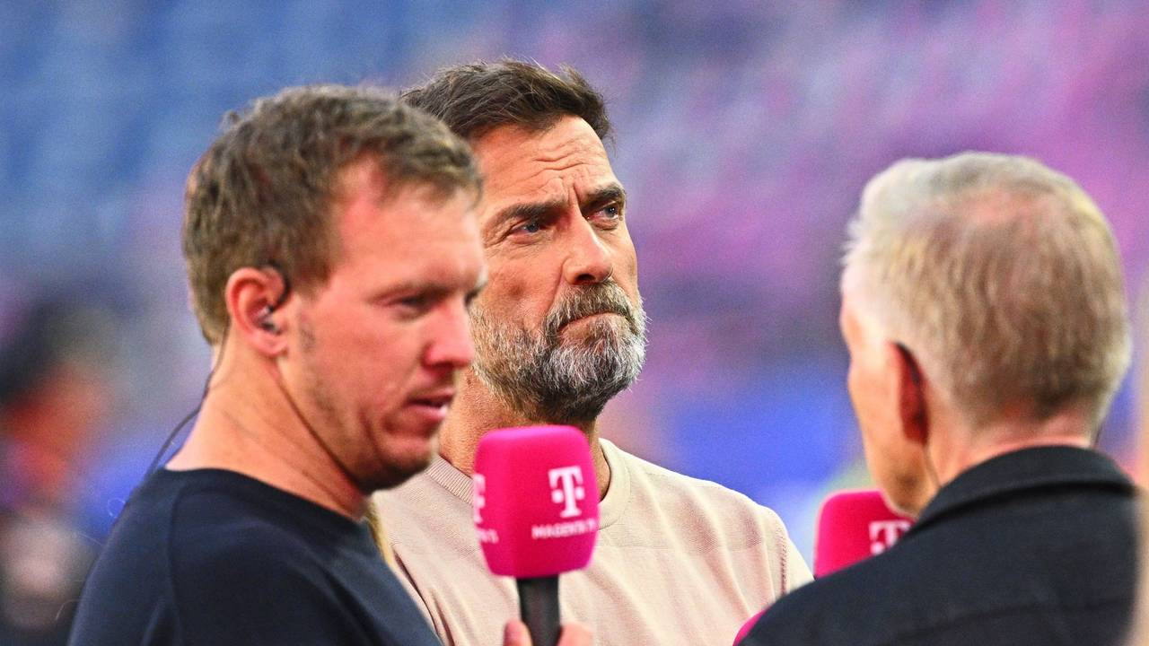 Bundestrainer Julian Nagelsmann (l) steht im Interview neben TV-Experte Jürgen Klopp (M) und sprciht mit Moderator Johannes B. Kerner.