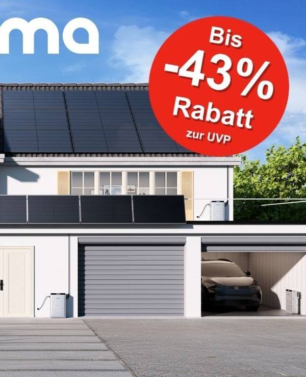Jackery SolarVault 3 Pro Heimspeicher-Bundle mit Solar-Modulen vor blauem Himmel und Einfahrt eines großen Familienhauses. Roter Button oben rechts weist auf bis zu 43 Prozent Rabatt zur UVP hin.