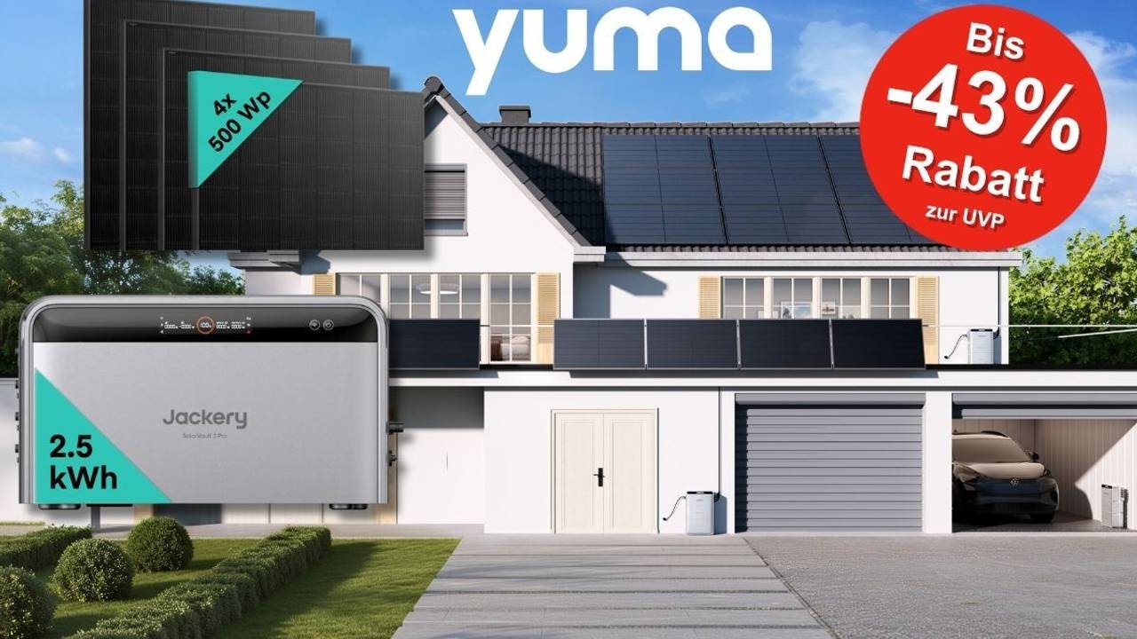 Jackery SolarVault 3 Pro Heimspeicher-Bundle mit Solar-Modulen vor blauem Himmel und Einfahrt eines großen Familienhauses. Roter Button oben rechts weist auf bis zu 43 Prozent Rabatt zur UVP hin.