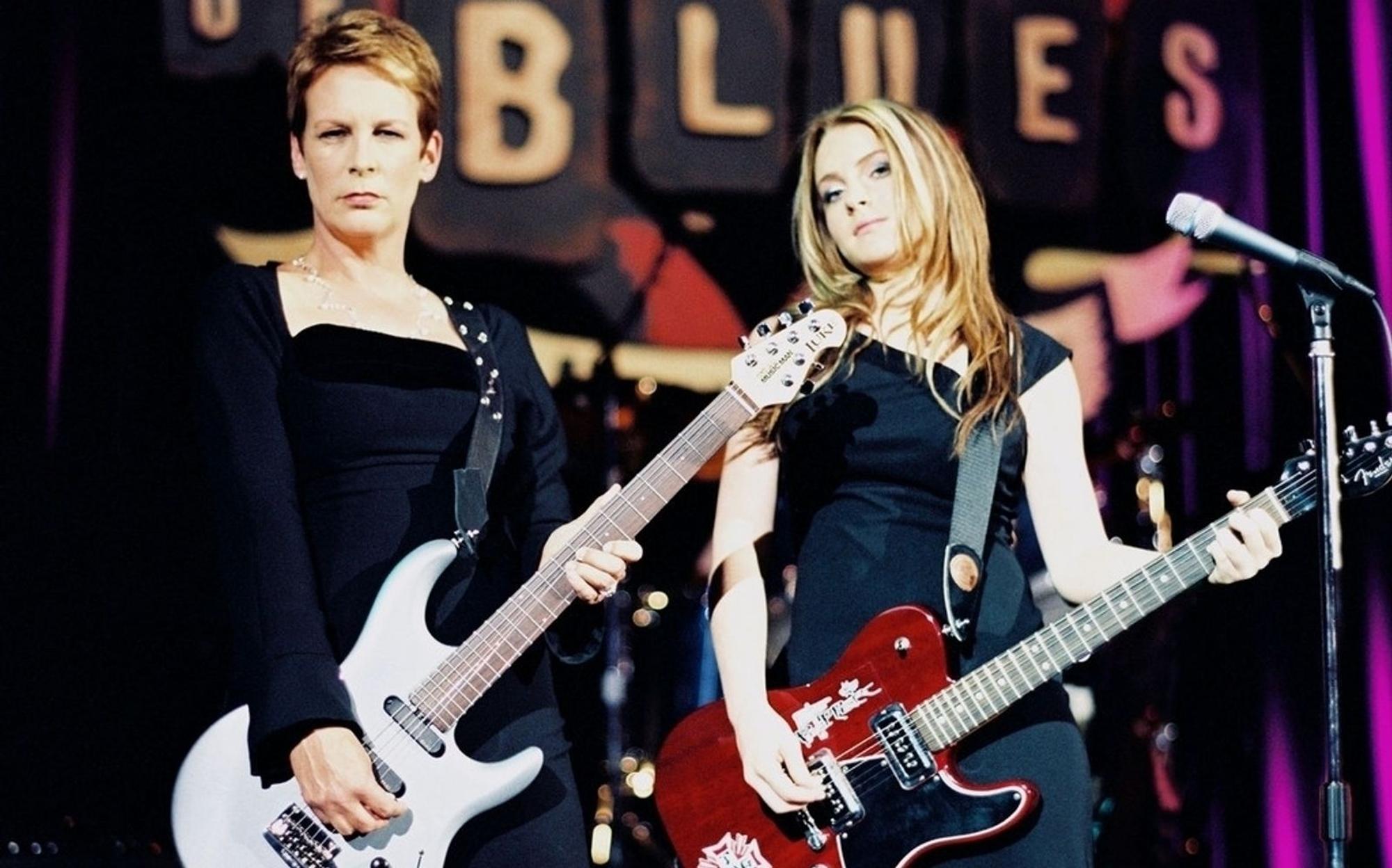 2003 feierte der Kinofilm „Freaky Friday“ Premiere. Die Komödie bedeutete für Lohan, die an der Seite von Jamie Lee Curtis (links) vor der Kamera stand, den endgültigen Durchbruch als Schauspielerin. (Bild: Sat.1 / Buena Vista Pictures Distribution)