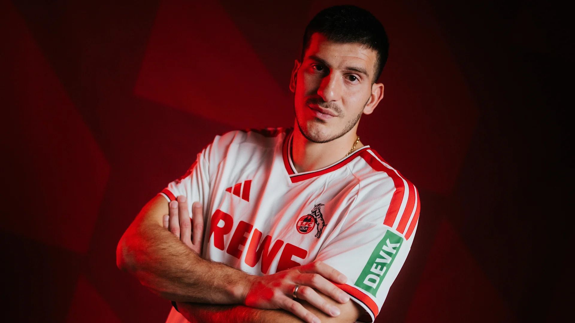 Luka Lochoshvili posiert im Trikot des 1. FC Köln.