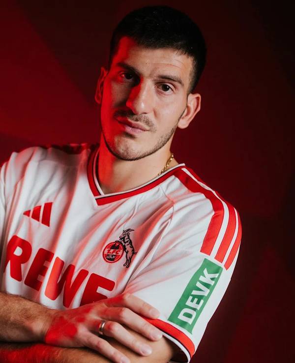 Luka Lochoshvili posiert im Trikot des 1. FC Köln.