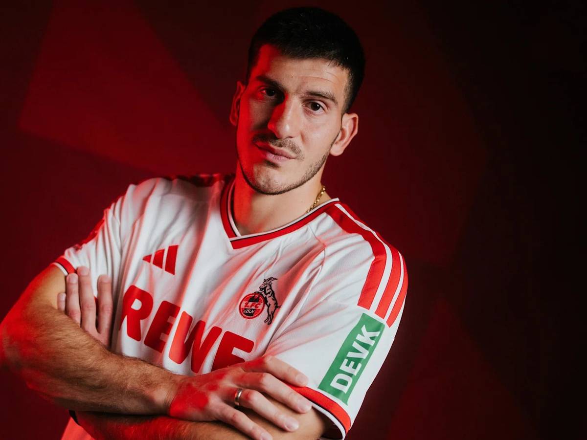 Luka Lochoshvili posiert im Trikot des 1. FC Köln.