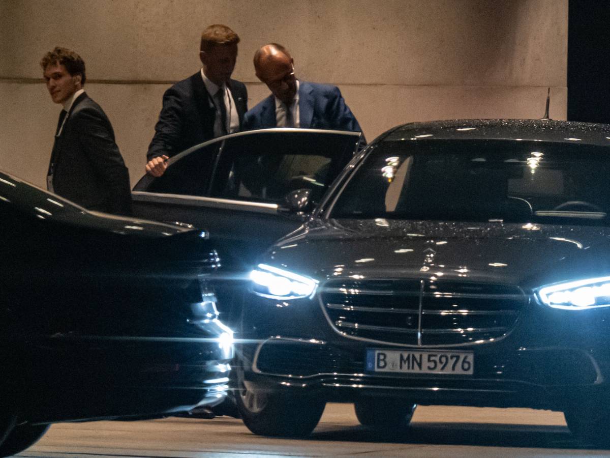 Bundeskanzler Friedrich Merz (CDU, r) kommt nach dem Koalitionsausschuss aus dem Bundeskanzleramt.
