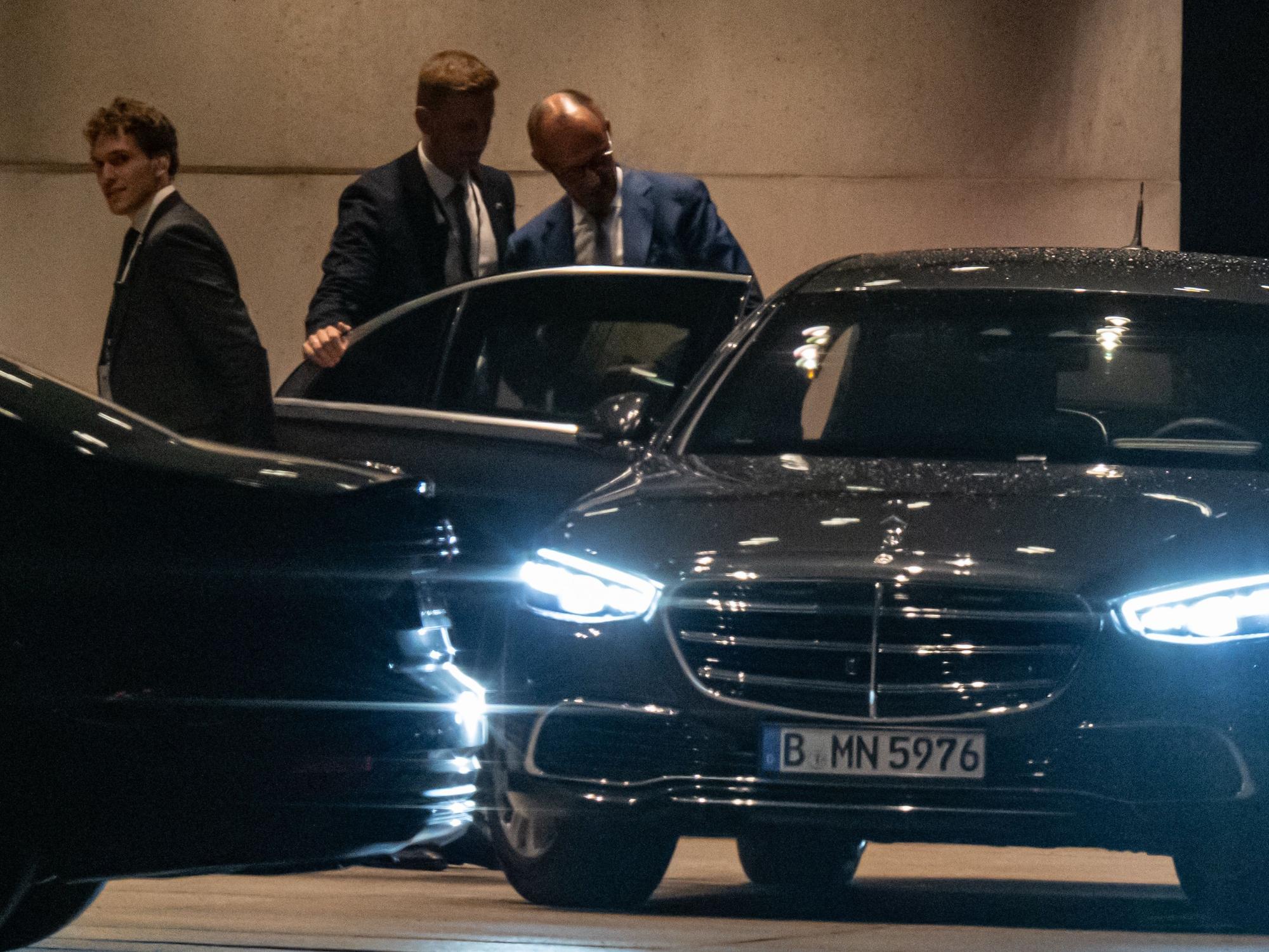 Bundeskanzler Friedrich Merz (CDU, r) kommt nach dem Koalitionsausschuss aus dem Bundeskanzleramt.