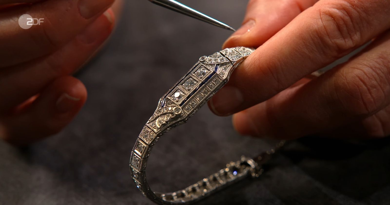 Die Diamanten und Saphire waren durch ihre Geradlinigkeit exakt in Szene gesetzt. Zusammen brachten die Edelsteine rund 3,8 Karat auf die Waage. (Bild: ZDF)