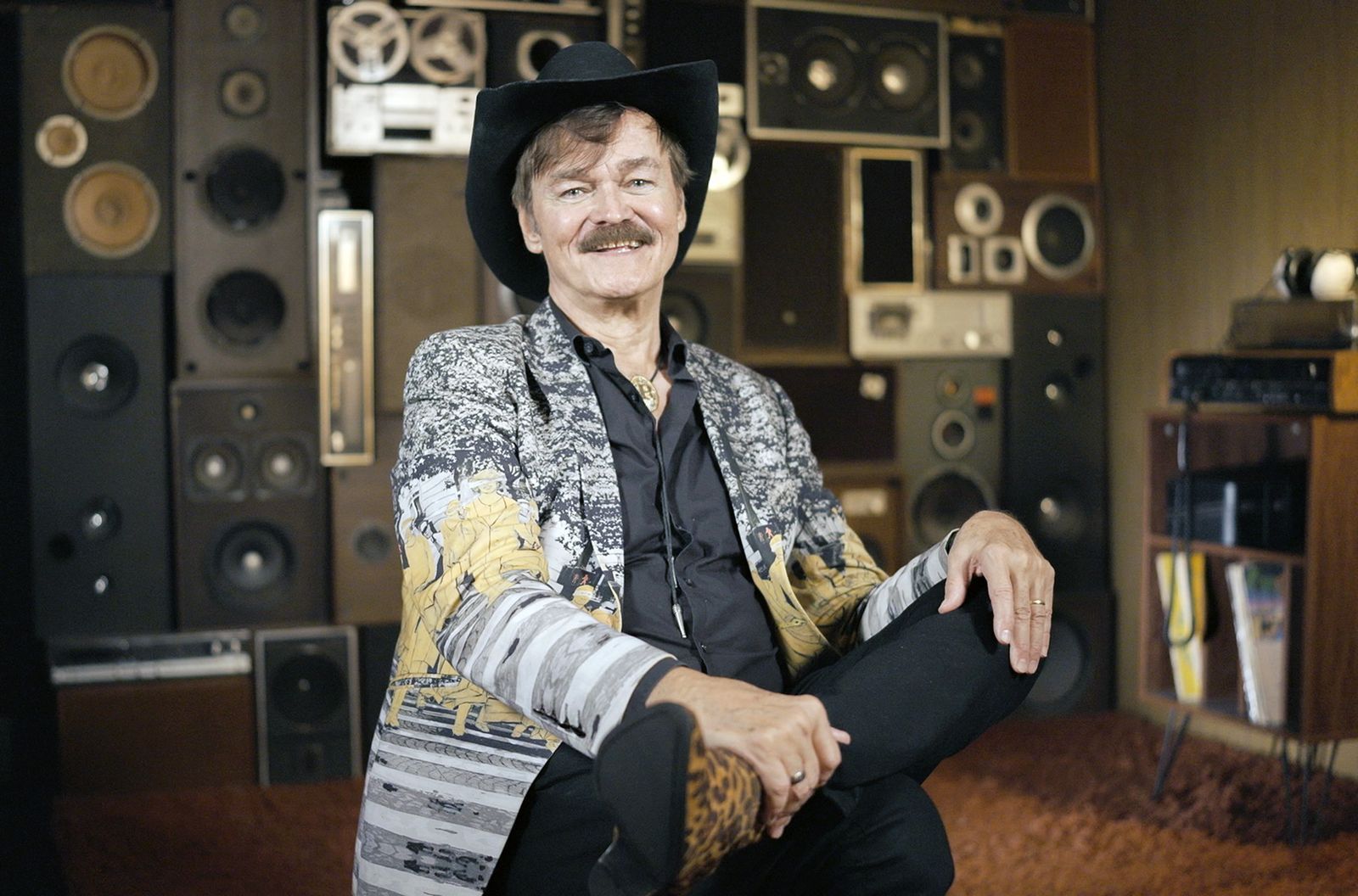 Randy Jones war Mitglied der Ur-Formation der Village People und war der Original-“Cowboy“. In der Arte-Doku „Die Erfindung der Village People“ berichtet er über die Entstehung der Band und ihres größten Hits „Y.M.C.A.“. (Bild: Arte/Zentralfilm)