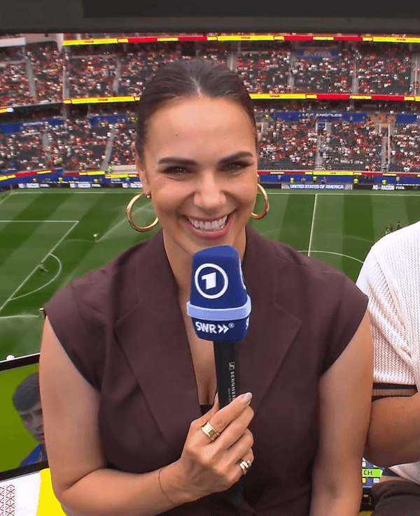 Bastian Schweinsteiger und Esther Sedlaczek sitzen auf dem Kommentatorenplatz in Los Angeles.