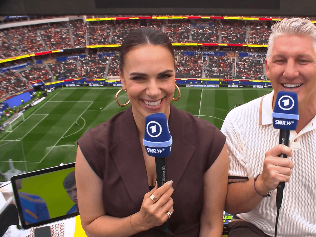 Bastian Schweinsteiger und Esther Sedlaczek sitzen auf dem Kommentatorenplatz in Los Angeles.