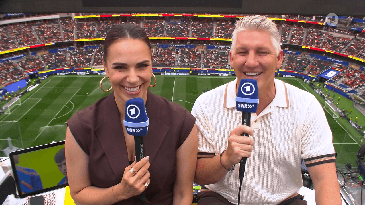 Bastian Schweinsteiger und Esther Sedlaczek sitzen auf dem Kommentatorenplatz in Los Angeles.
