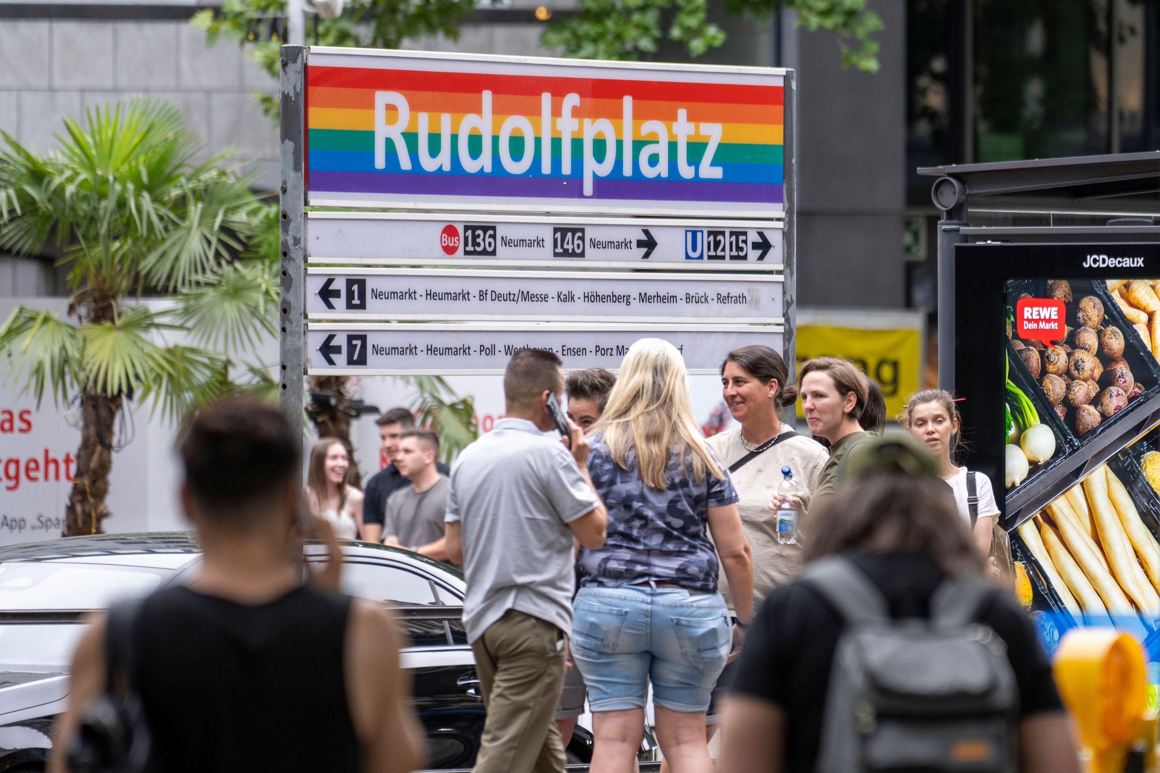 Im vergangenen Jahr hatte die KVB zum Christopher Street Day Schilder in Regenbogenfarben installiert.