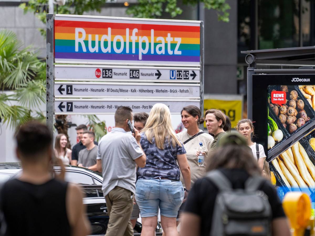 Im vergangenen Jahr hatte die KVB zum Christopher Street Day Schilder in Regenbogenfarben installiert.