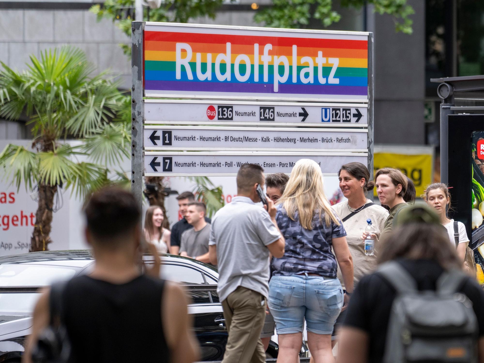 Im vergangenen Jahr hatte die KVB zum Christopher Street Day Schilder in Regenbogenfarben installiert.