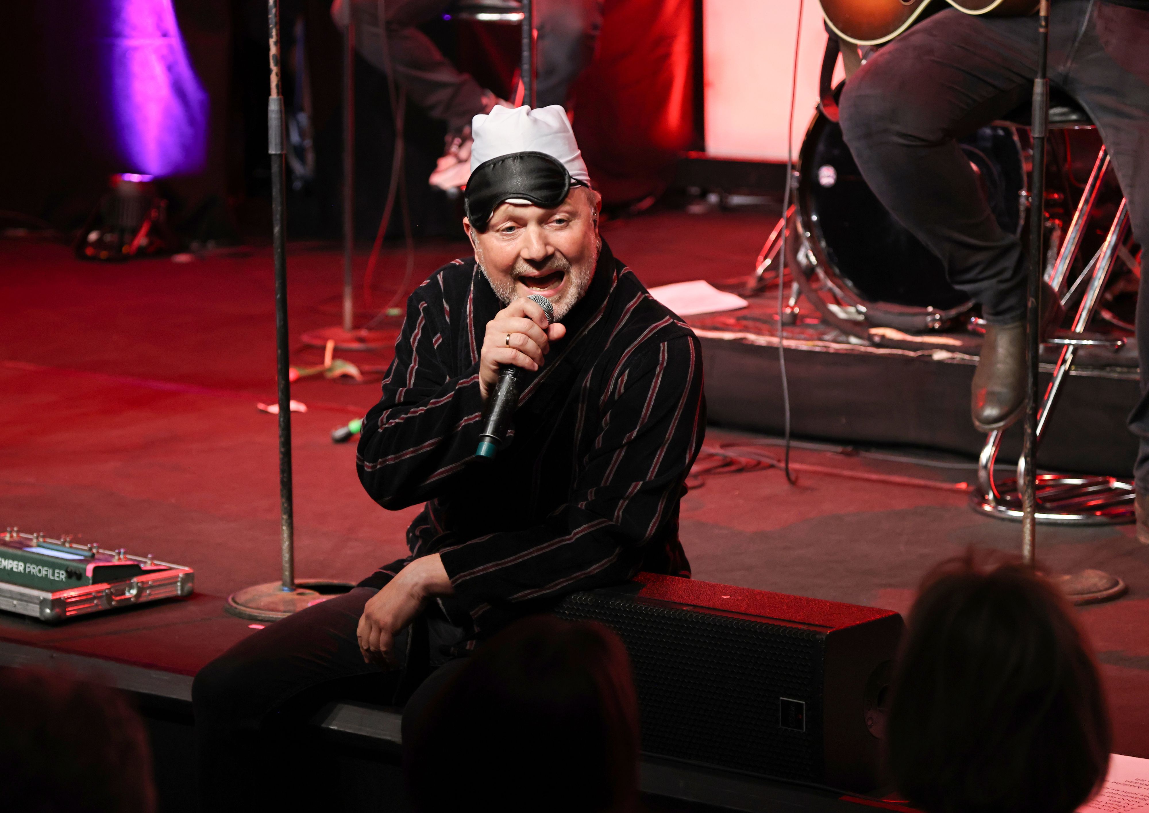 Alexander Klaus singt auf der Bühne.