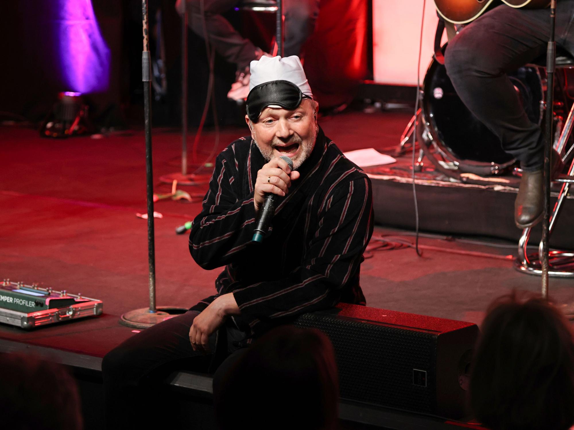 Alexander Klaus singt auf der Bühne.